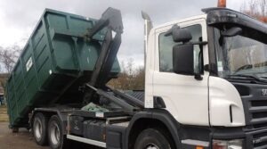 camion benne entrain de décharger